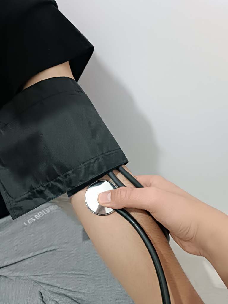 tansiyon ölçümü, manşet kullanım görseli, ResQ Clinic rehberinden